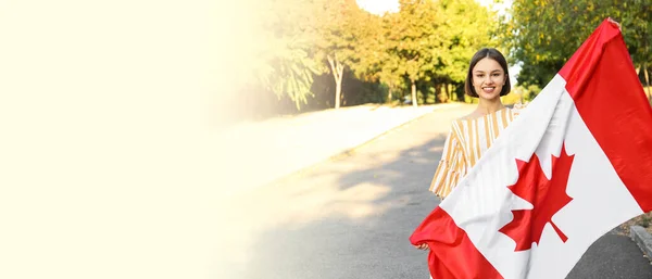 Belle Jeune Femme Avec Drapeau Canada Extérieur — Photo