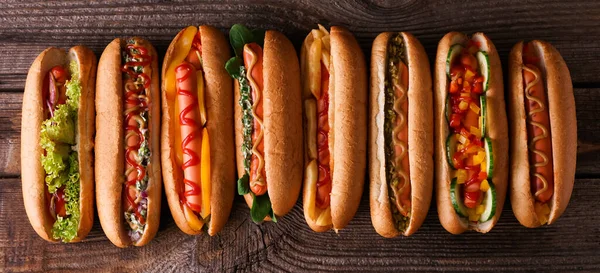 Mnoho Chutných Hot Dogy Dřevěném Pozadí Horní Pohled — Stock fotografie