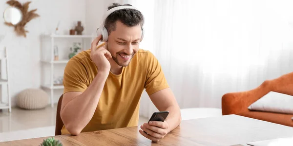 Handsome Man Smartphone Headphones Listening Music Table — Stock Photo, Image