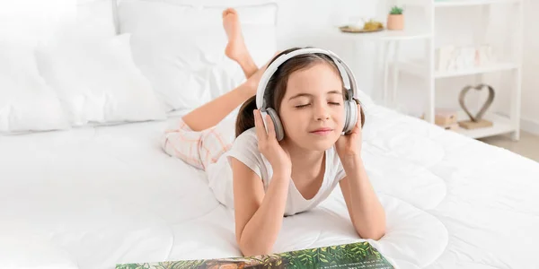 Klein Meisje Met Koptelefoon Luisteren Naar Muziek Slaapkamer — Stockfoto