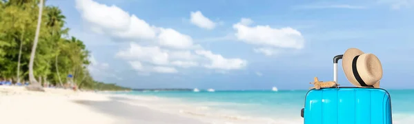 Maleta Turista Embalado Avión Juguete Sombrero Playa Del Mar Banner —  Fotos de Stock