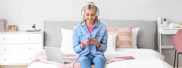 Jonge Vrouw Met Smartphone Luisteren Naar Muziek Slaapkamer — Stockfoto