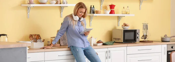 Pretty Young Woman Headphones Tablet Computer Kitchen — Stock Photo, Image