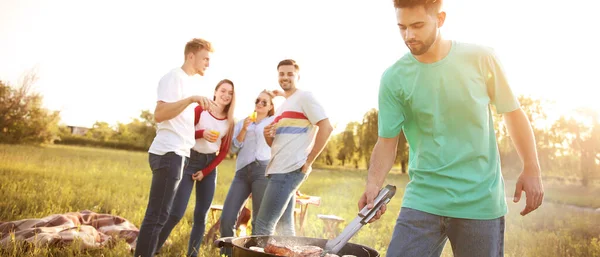 Freunde Bei Grillparty Sommertag — Stockfoto