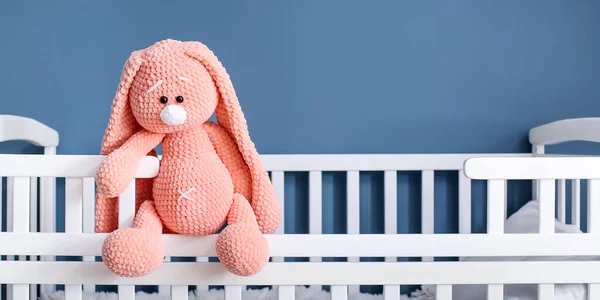Niedliches Babyspielzeug Auf Dem Kinderbett Zimmer — Stockfoto