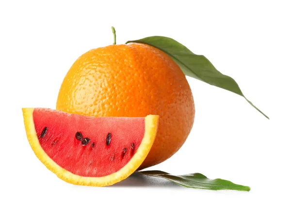 Arancione Con Anguria All Interno Fondo Bianco Concetto Manipolazione Fotografica — Foto Stock