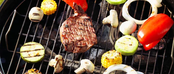 Cuisson Savoureux Steaks Légumes Sur Barbecue Grill Gros Plan — Photo