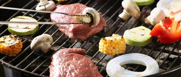 바베큐 그릴에서 맛있는 고기와 요리를 — 스톡 사진