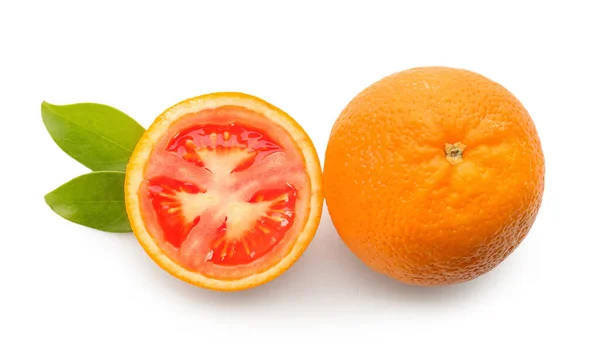 Pomarańczowy Pokroić Pomidorami Środku Biało Koncepcja Manipulacji Zdjęciami Gmo — Zdjęcie stockowe