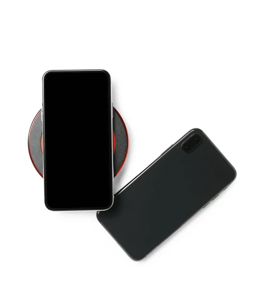 Kablosuz Şarj Pedi Beyaz Arka Planda Modern Cep Telefonları — Stok fotoğraf