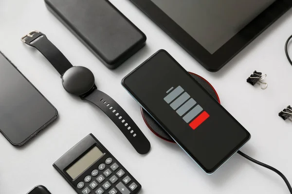 Gadgets Modernos Com Telefone Celular Sem Carga Calculadora Fundo Cinza — Fotografia de Stock