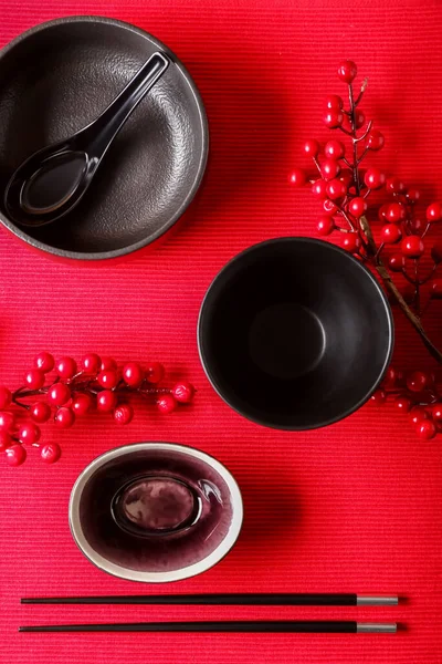Chinesische Schalen Mit Essstäbchen Und Beeren Auf Dem Tisch — Stockfoto