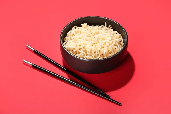 用红底面条和筷子做的碗 — 图库照片