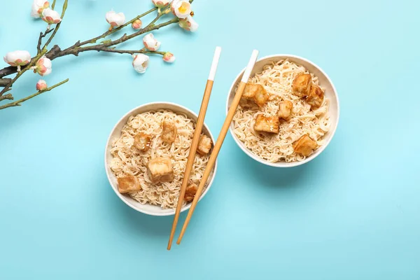 Bowl Tasty Noodles Chicken Blue Background — Stock Photo, Image