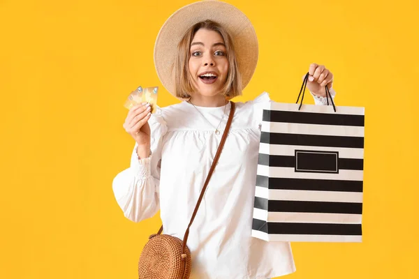 Junge Frau Mit Einkaufstasche Und Kreditkarte Auf Gelbem Hintergrund — Stockfoto