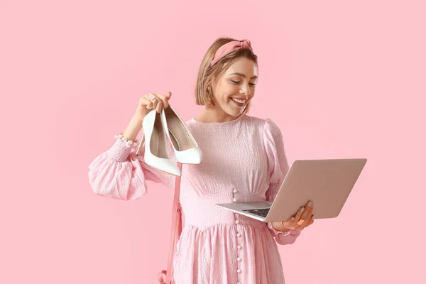 Mujer Joven Con Portátil Tacones Nuevos Sobre Fondo Rosa Compras — Foto de Stock