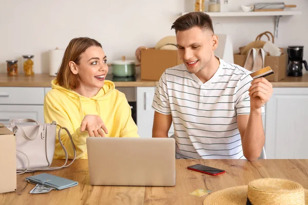 Young Couple Laptop Credit Card Shopping Online Kitchen — Stock Photo, Image