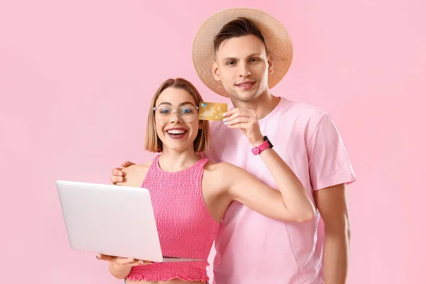 Young Couple Laptop Credit Card Pink Background Online Shopping — Stock Photo, Image