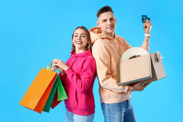 Unga Par Med Kreditkort Kassar Och Paket Blå Bakgrund — Stockfoto