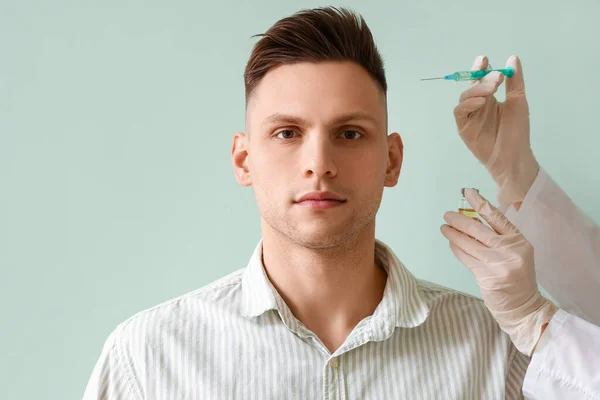 Ung Man Med Håravfall Problem Att Injektion Grön Bakgrund — Stockfoto
