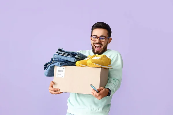Happy Young Man Credit Card Parcel Lilac Background Online Shopping — Stock Photo, Image