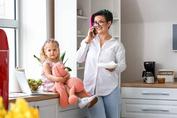 Matka Talerzem Rozmawia Przez Telefon Komórkowy Jej Córeczka Kuchni — Zdjęcie stockowe