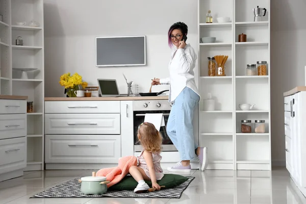 Niña Con Cuchara Juguete Olla Madre Trabajadora Cocina —  Fotos de Stock