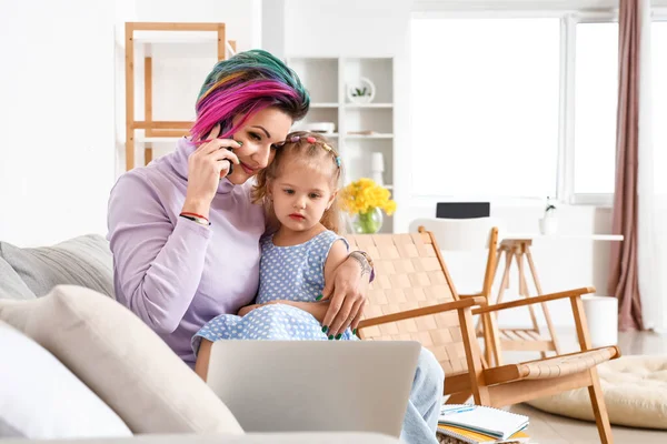 Niña Madre Hablando Por Teléfono Móvil Sofá Casa — Foto de Stock