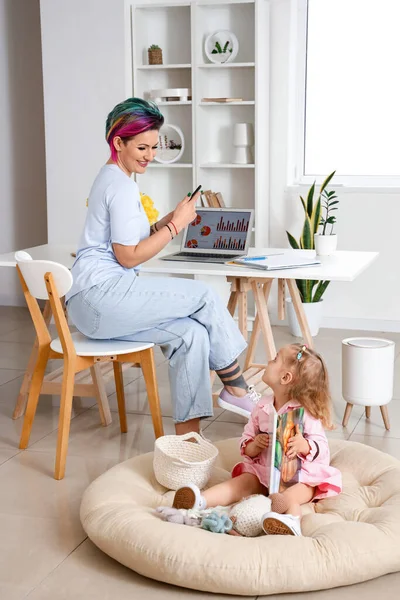 Little Girl Book Her Working Mother Home — Stock Photo, Image