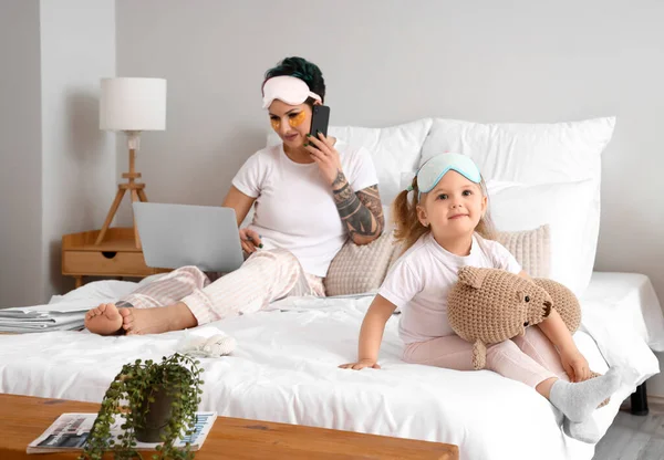 Cute Little Girl Toy Her Working Mother Bedroom — Stock Photo, Image