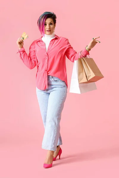 Mulher Bonita Com Cartões Crédito Sacos Compras Fundo Rosa — Fotografia de Stock