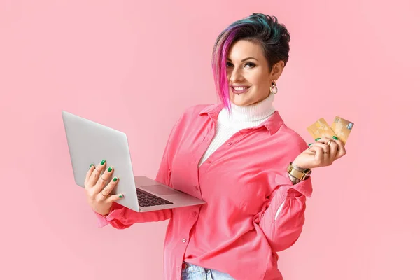 Mulher Bonita Com Cartões Crédito Laptop Fundo Rosa — Fotografia de Stock