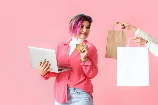 Krásné Ženy Kreditními Kartami Notebook Nákupní Tašky Růžovém Pozadí — Stock fotografie