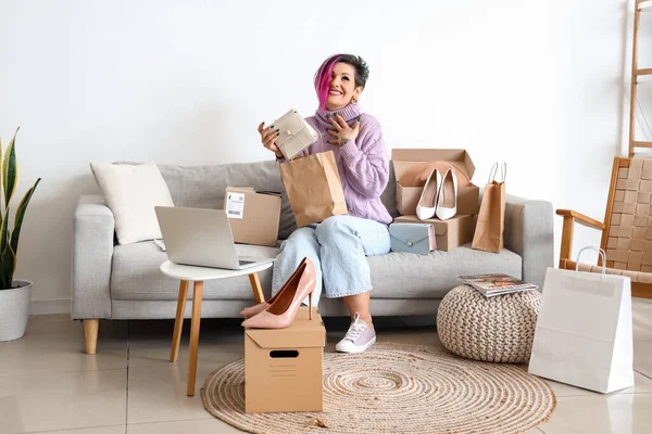 Beautiful Woman New Bag Sitting Sofa Home Online Shopping — Stock Photo, Image