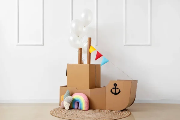 Toy Cardboard Ship Balloons Light Wall — Stock Photo, Image