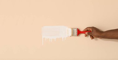 Duvarı boyayan Afro-Amerikalı adamın eli