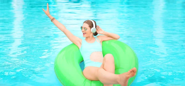 Jovem Atraente Ouvindo Música Piscina — Fotografia de Stock