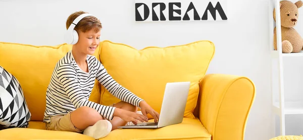 Kleine Jongen Met Laptop Die Thuis Naar Muziek Luistert — Stockfoto