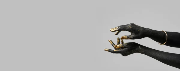 Handen Van Vrouw Bedekt Met Zwarte Gouden Verf Grijze Achtergrond — Stockfoto