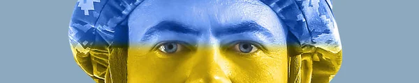Gezicht Van Soldaat Kleuren Van Oekraïense Vlag Blauwe Achtergrond Close — Stockfoto