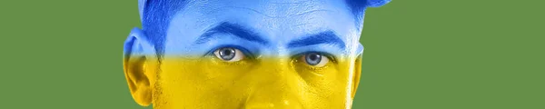 Gezicht Van Soldaat Kleuren Van Oekraïense Vlag Groene Achtergrond Close — Stockfoto