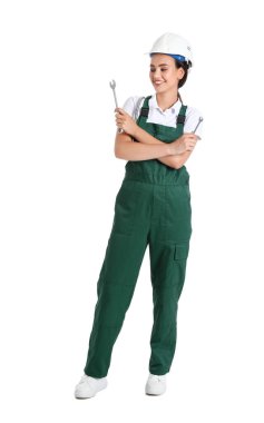 Beyaz arka planda anahtarı olan kadın tesisatçı.