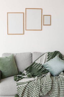 Kanepesi ve boş çerçeveleri olan modern oturma odası.