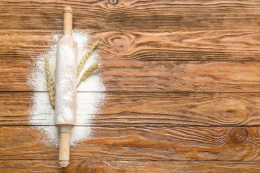 Tahta zemin üzerinde merdane ve un olan buğday kulakları