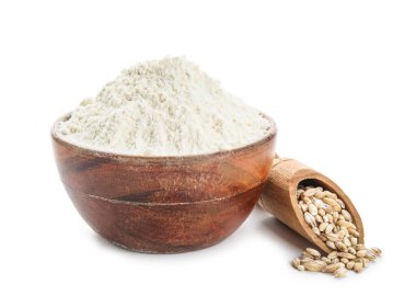 Bir kase un ve kepçeyle beyaz arka planda buğday taneleri