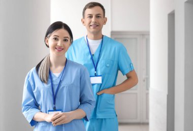 Klinikte gülümseyen tıbbi asistanlar