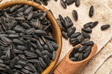 Kâse ve kepçeyle peçetenin üzerinde ayçiçeği tohumları