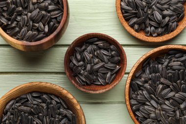 Yeşil ahşap arka planda siyah ayçiçeği tohumları