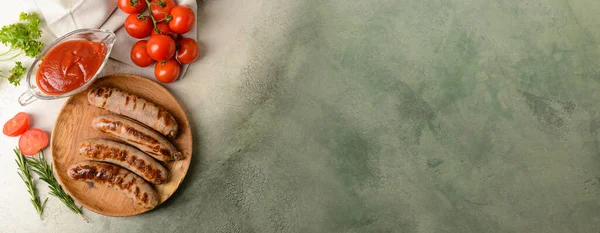 Composición Con Deliciosas Salchichas Parrilla Salsa Verduras Sobre Fondo Color — Foto de Stock
