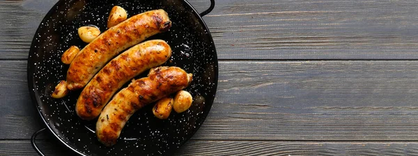 Bratpfanne Mit Leckeren Grillwürsten Auf Holztisch Mit Platz Für Text — Stockfoto